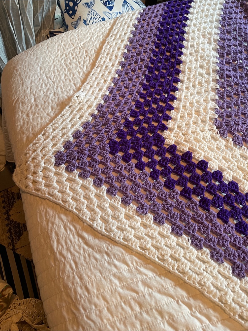Handmade crochet bedspread 104 x 104 queen size purple and white - Picture 10 of 11